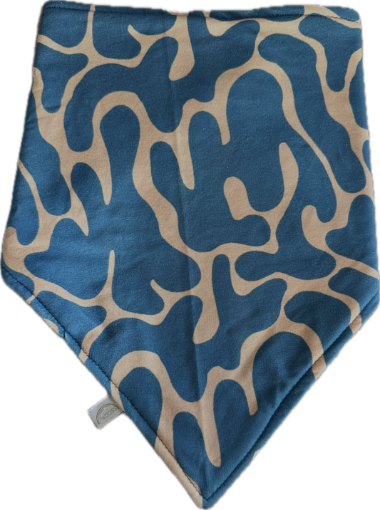 Kwijlsjaal Nooss – Blauw met beige swirl print