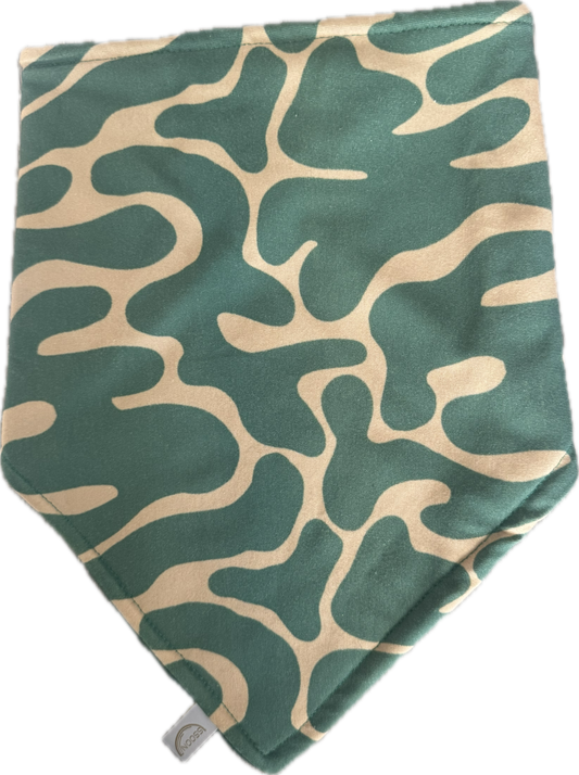 Kwijlsjaal Nooss – Groen/beige swirl print